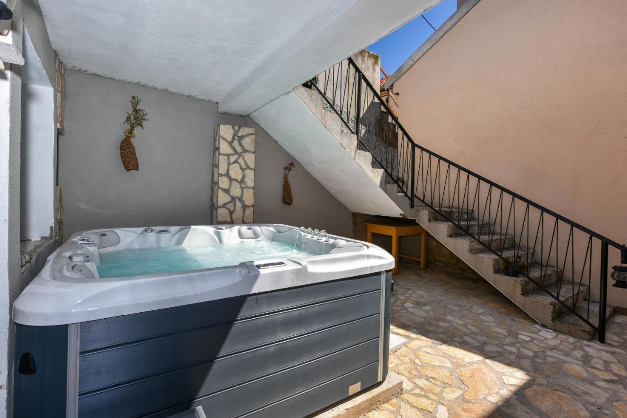 Apartment Loro With Jacuzzi Posedarje Eksteriør billede