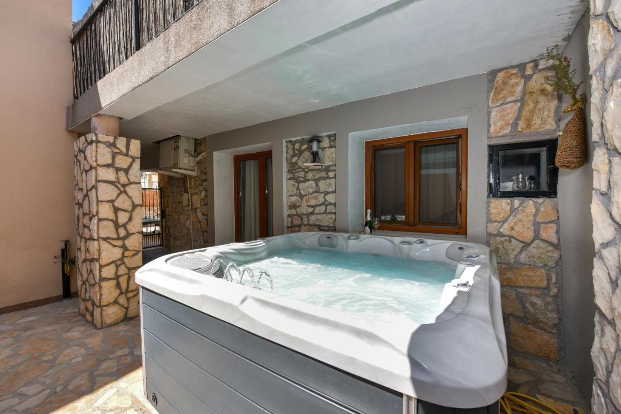 Apartment Loro With Jacuzzi Posedarje Eksteriør billede