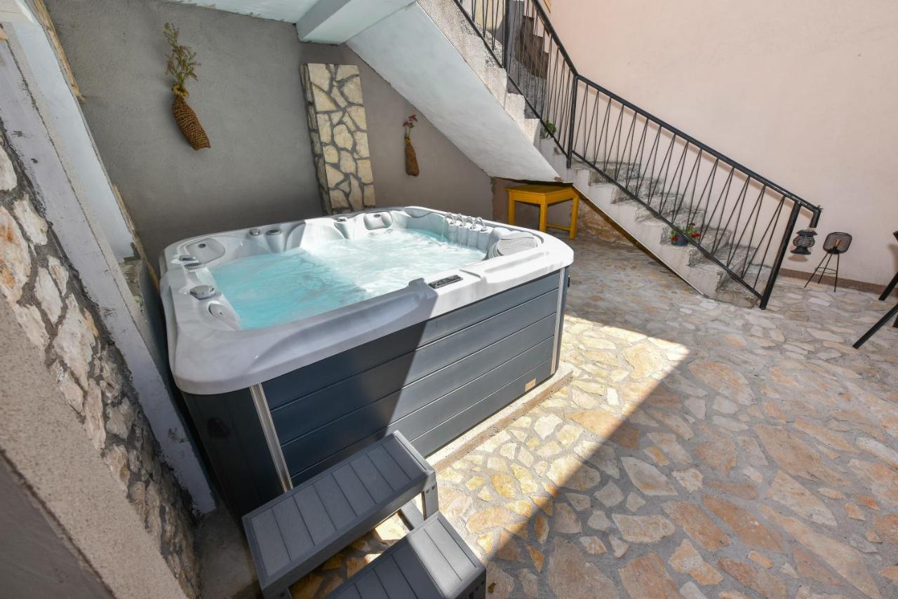 Apartment Loro With Jacuzzi Posedarje Eksteriør billede